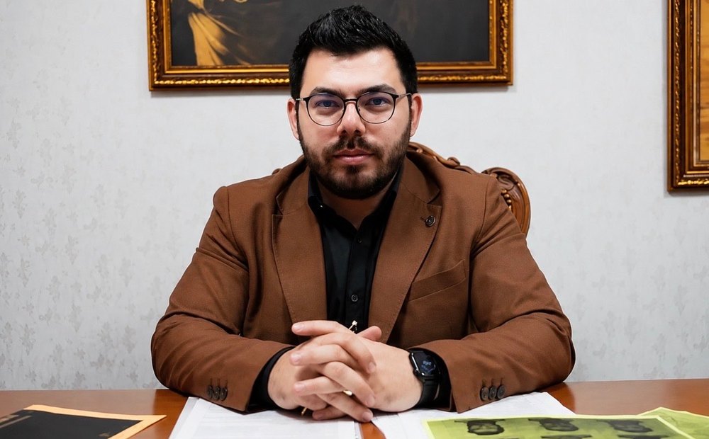 Av. Onur Güler — bürodaki portresi